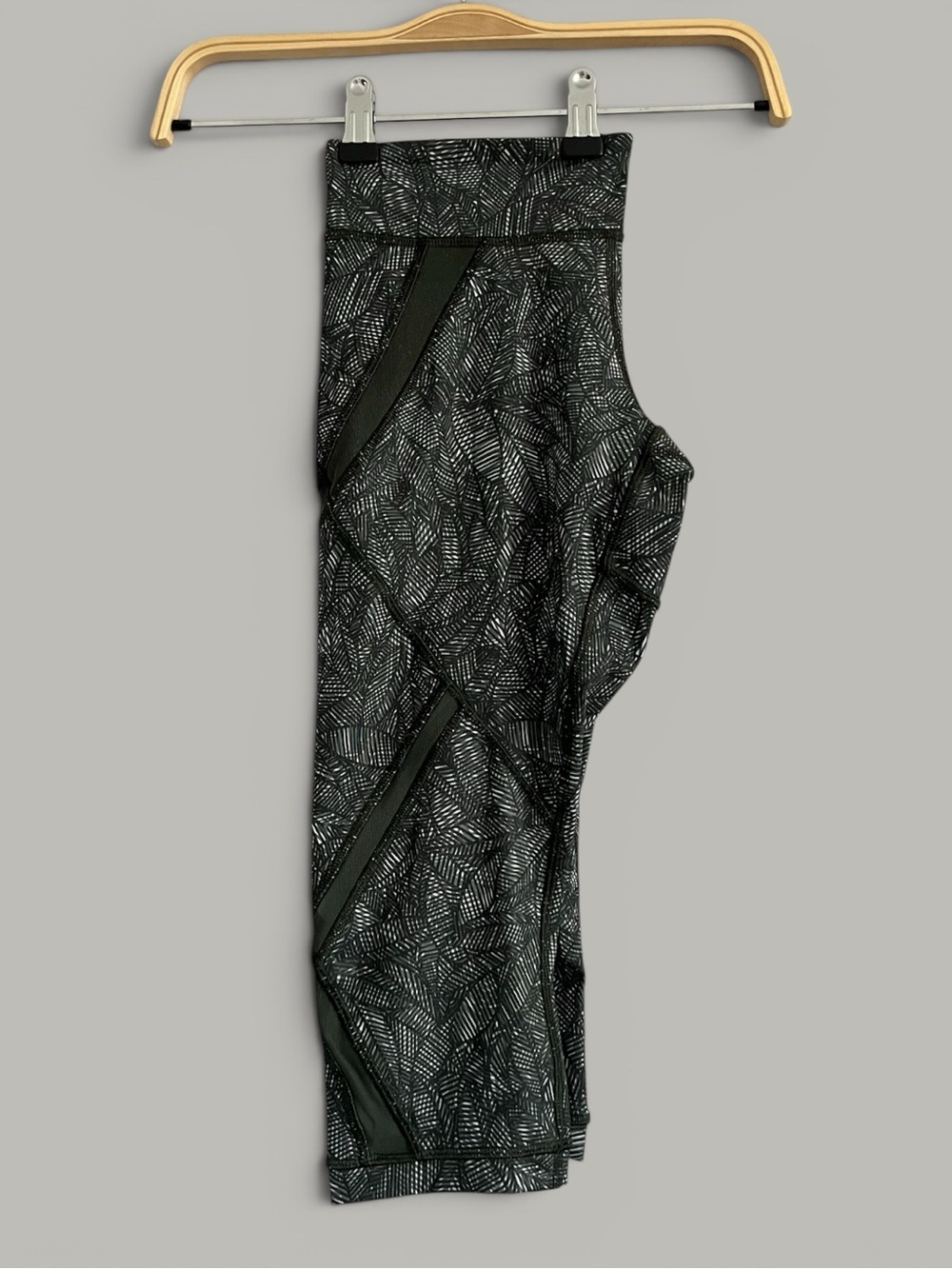 Lululemon Run Inspire Crop II Rare Leaf Print Luxtreme Leggings Size 6